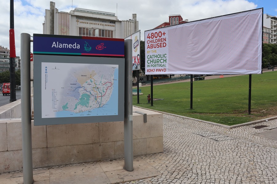 Carteles de protesta por los abusos a menores en la Iglesia católica junto a la parada de metro de Alameda, en Lisboa, Portugal