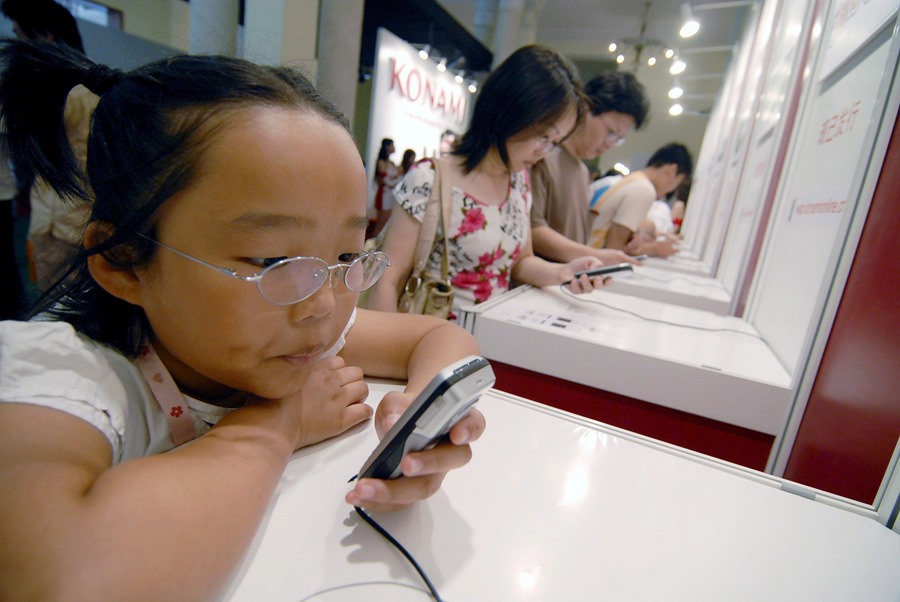 China estudia limitar a los menores de 18 años el uso de los móviles a dos horas como máximo