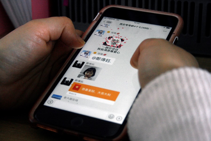 Una joven utiliza su teléfono móvil en China