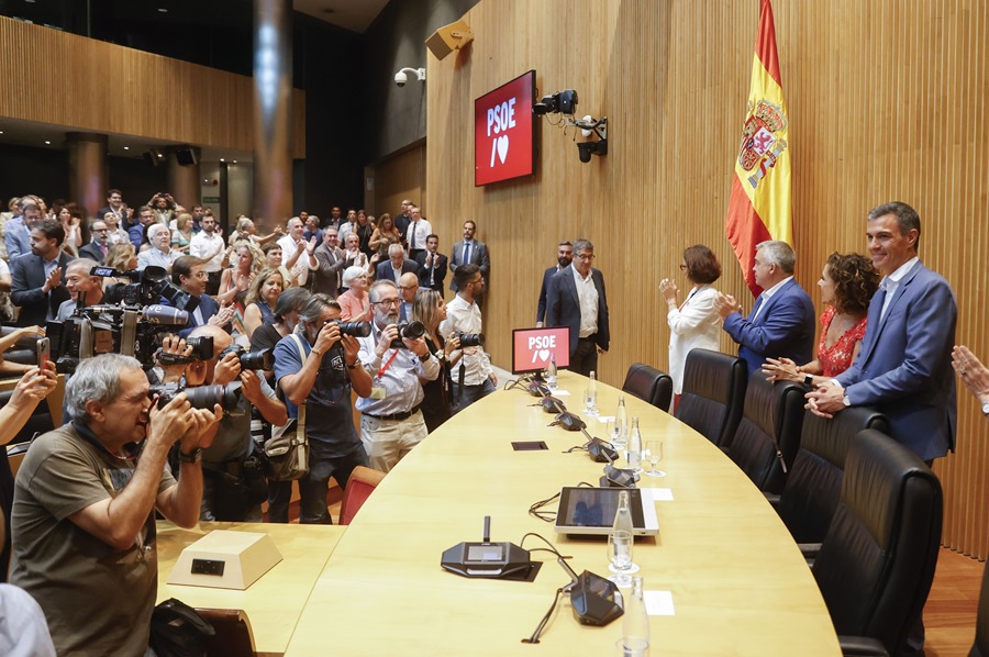 Pedro Sánchez pide al PP que no "presione" al rey con el candidato a la investidura