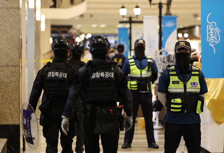 La policía controla el acceso a la escena de un apuñalamiento en un centro comercial de Seongnam, cerca de Seúl, este 3 de agosto.
