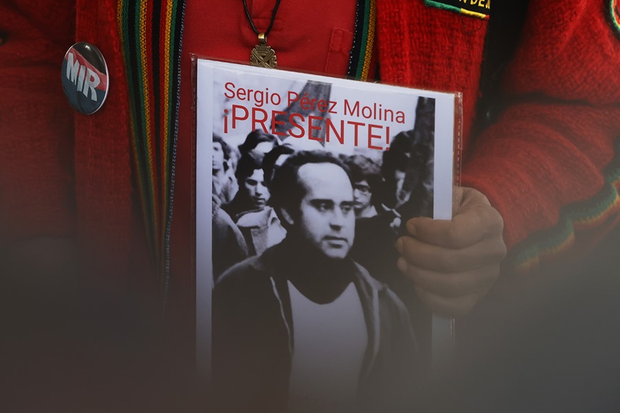 Una persona sostiene la fotografía de una persona desaparecida durante la dictadura de Augusto Pinochet, durante el acto de lanzamiento del Plan Nacional de Búsqueda, hoy, en el Palacio de La Moneda, en Santiago (Chile). EFE/Elvis González