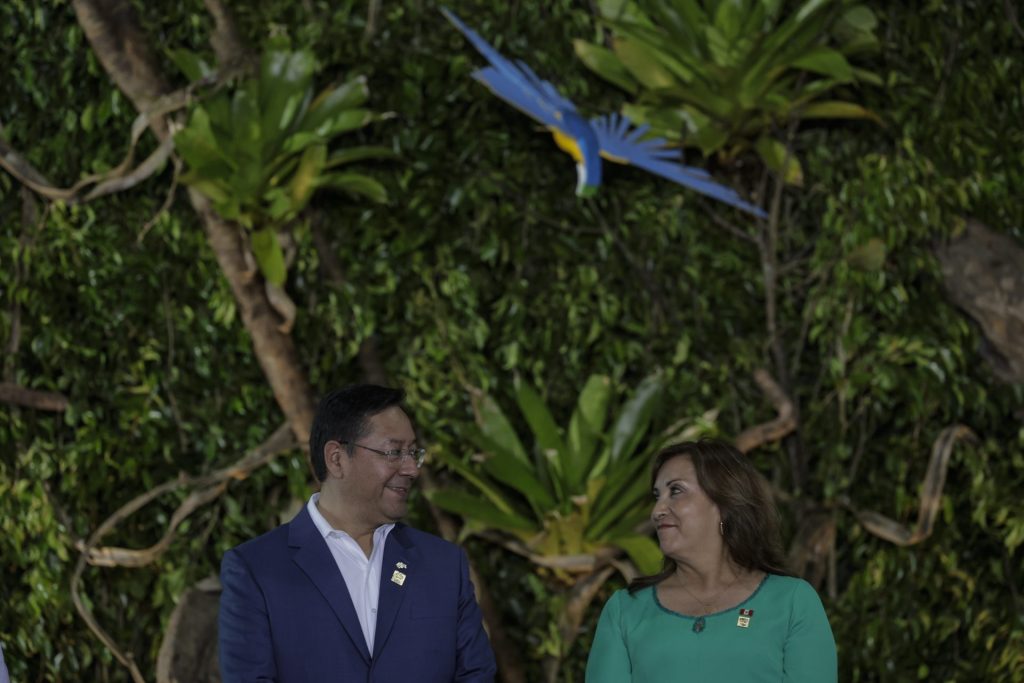 El presidente de Bolivia, Luis Arce (i), y la presidenta del Perú, Dina Boluarte, posan durante la Cumbre Amazónica hoy, en Belém (Brasil). EFE/Antonio Lacerda