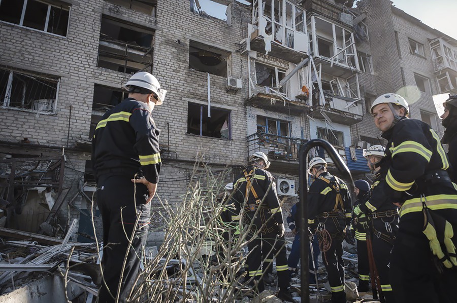 Imagen difundida por el Servicio Estatal de Emergencias (SES) de Ucrania que muestra a rescatistas ucranianos trabajando en el edificio atacado anoche con misiles en la ciudad de Pokrovsk, región de Donetsk. este de Ucrania
