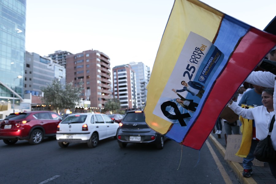 Simpatizantes del candidato a la presidencia Fernando Villavicencio homenajeaban al político asesinato en las calles de Quito.