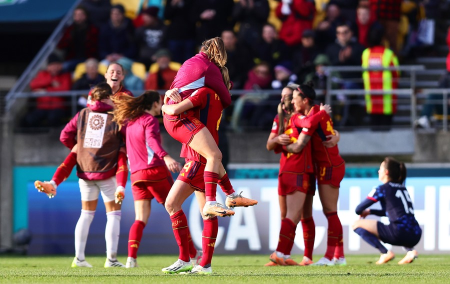 España celebra su victoria sobre Paises Bajos en el partido de cuartos de final del Mundial femenino de fútbol en Wellington, Nueva Zelanda,