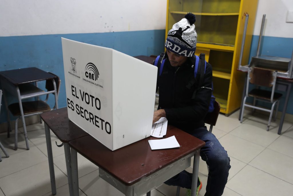 Abren los centros de votación en Ecuador para las elecciones generales y las consultas ambientales
