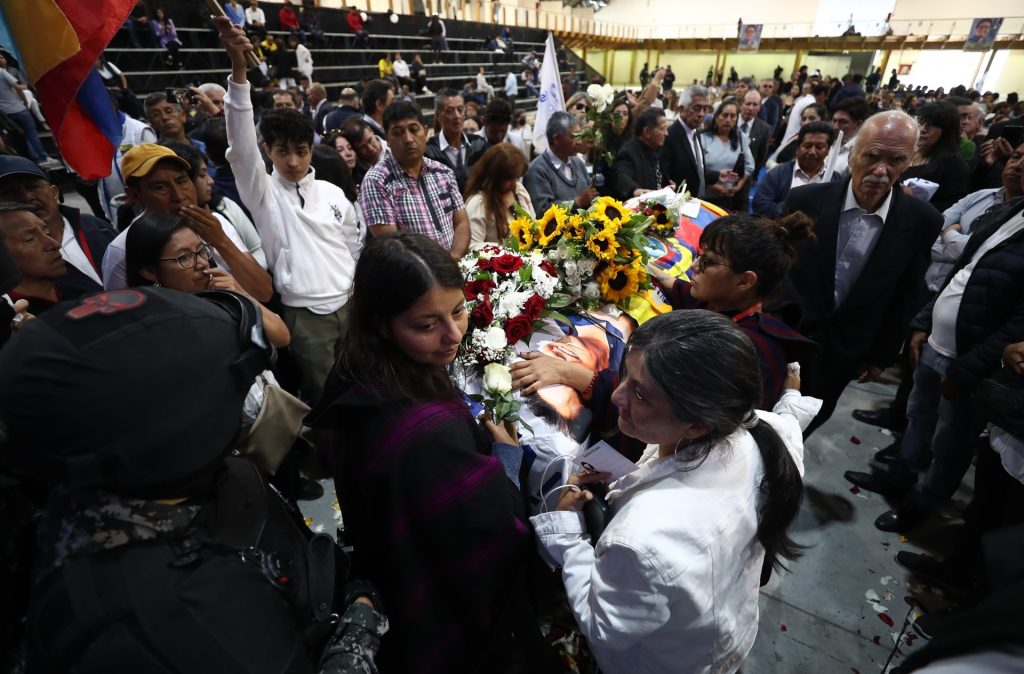 Allegados rodean el féretro del candidato Fernando Villavicencio, durante un velatorio público en el Centro de Exposiciones hoy, en Quito (Ecuador). EFE/José Jácome