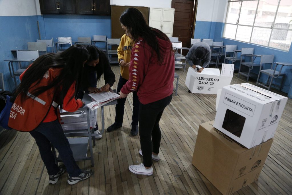 Una persona acude a votar para la jornada de elecciones generales hoy, en Quito (Ecuador). EFE/Santiago Fernández