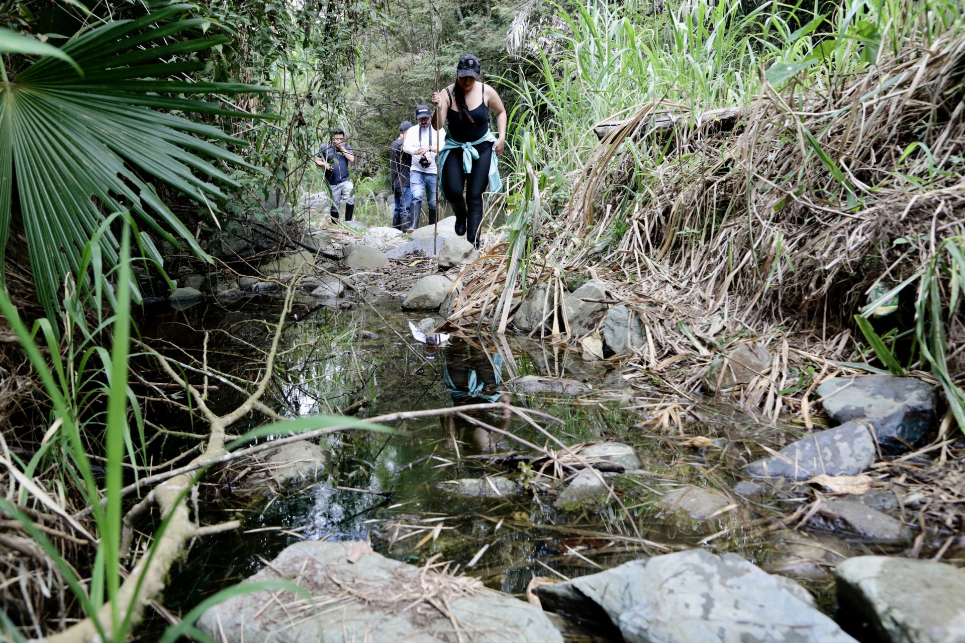 Personas caminan por un sector del río Chirapi, el 3 de agosto de 2023, 2023, en la localidad rural de Pacto (Ecuador). EFE/Santiago Fernández