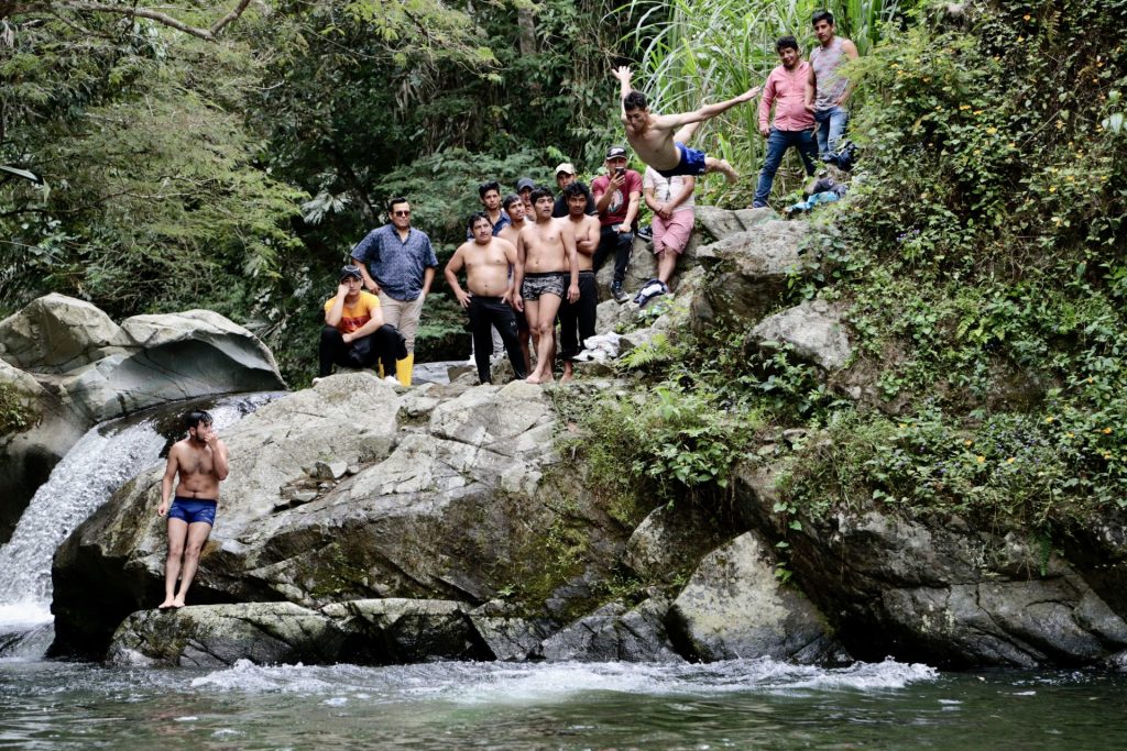 Habitantes se bañan en el río Chirapi, el 4 de agosto de 2023, en la localidad rural de Pacto (Ecuador). EFE/Santiago Fernández