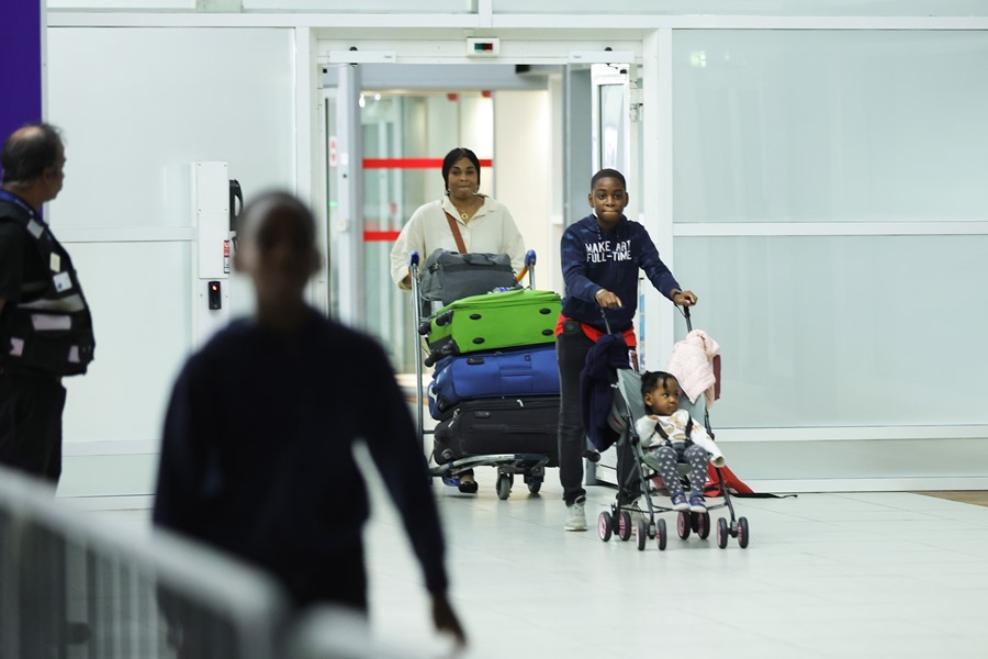 Raissa Kalembho, que visitaba a su marido con sus hijos en Níger, es una de las ciudadanas francesas que llegó procedente de Níger al aeropuerto Charles de Gaulle de Roissy-en-France, en París, esta madrugada.