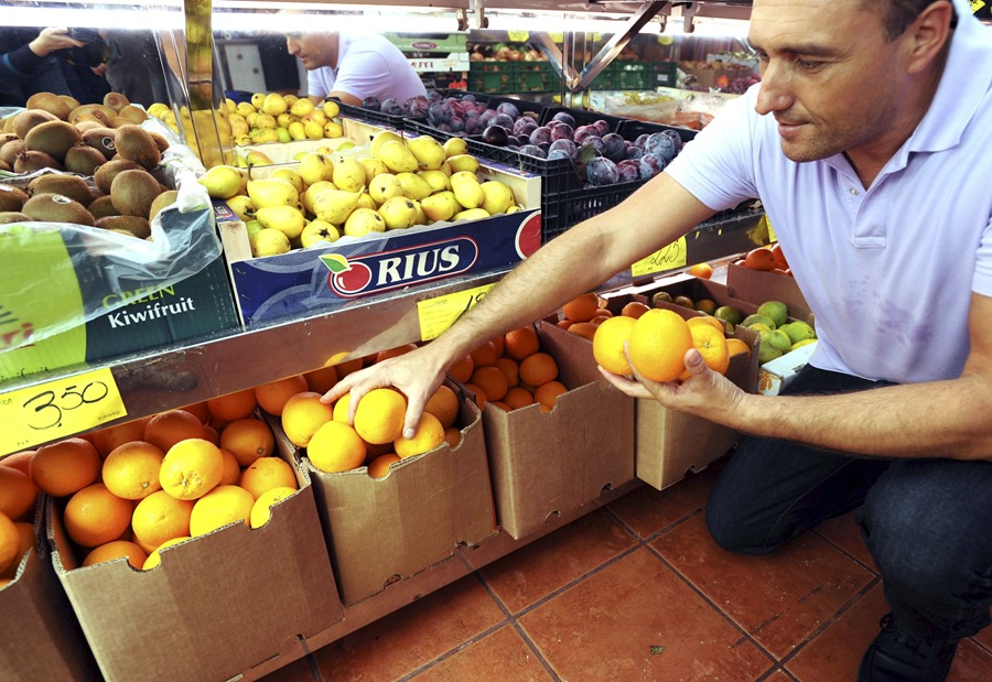 Un hombre compra naranjas en una frutería, en una imagen de archivo.