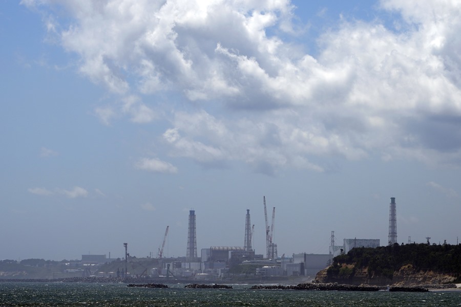 La central nuclear de Fukushima Daiichi se ve desde el puerto pesquero de Ukedo, en Namie