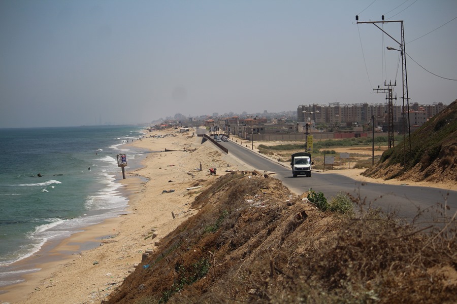 Una imagen de Gaza que "toca fondo" y sufre una crisis económica y energética de la que "no tendrá salida hasta que acabe el bloqueo israelí sobre la Franja", según ha denunciado su portavoz, Hazem Qasem, en una entrevista a EFE este martes en Gaza.