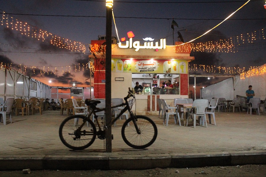 Unos trabajadores atienden su restaurante en Gaza.