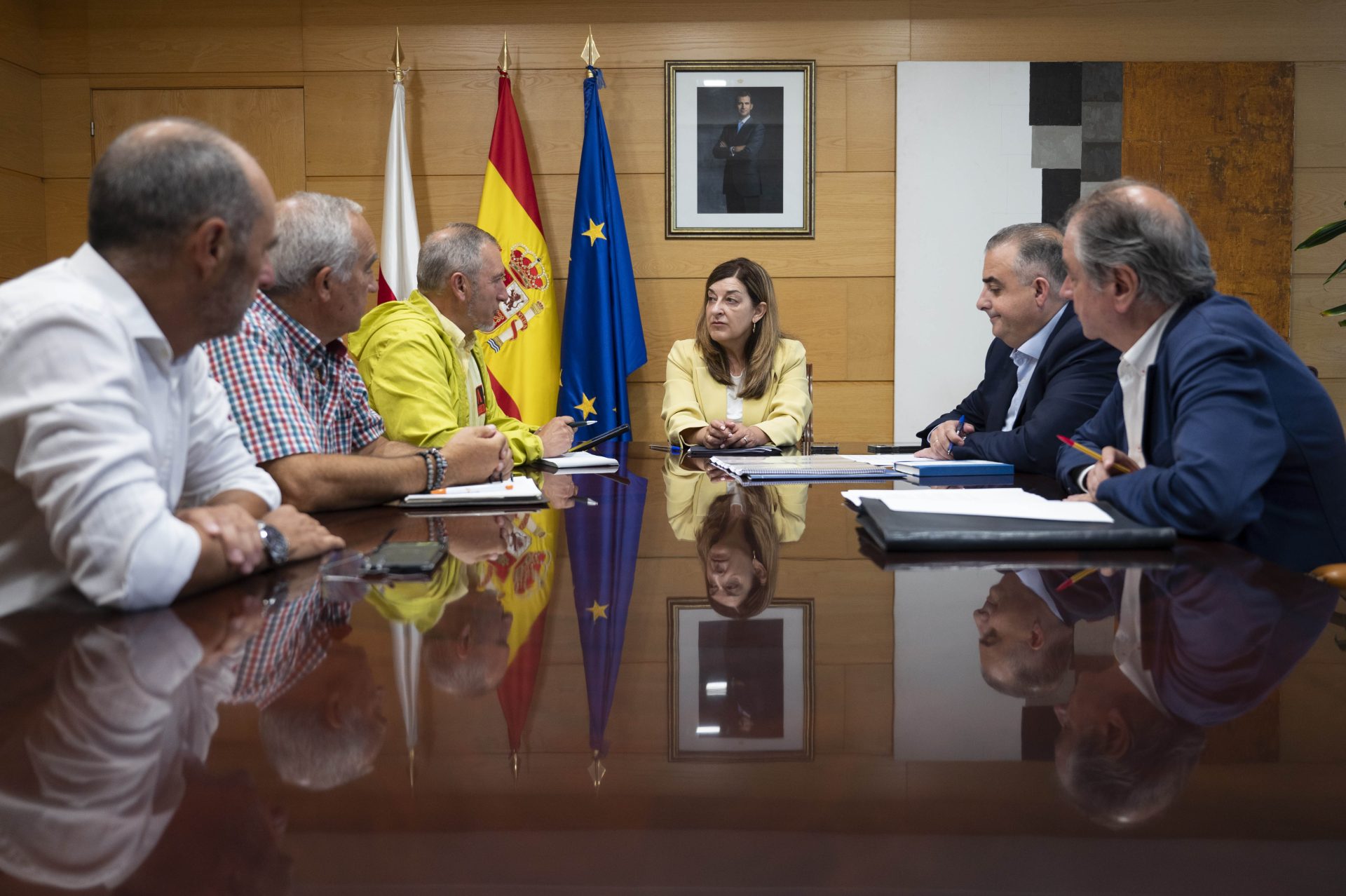 La presidenta de Cantabria, María José Sáenz de Buruaga, mantiene un encuentro con representantes de la Asociación de Maltratados por la Administración (AMA), en Santander. EFE/ Pedro Puente Hoyos