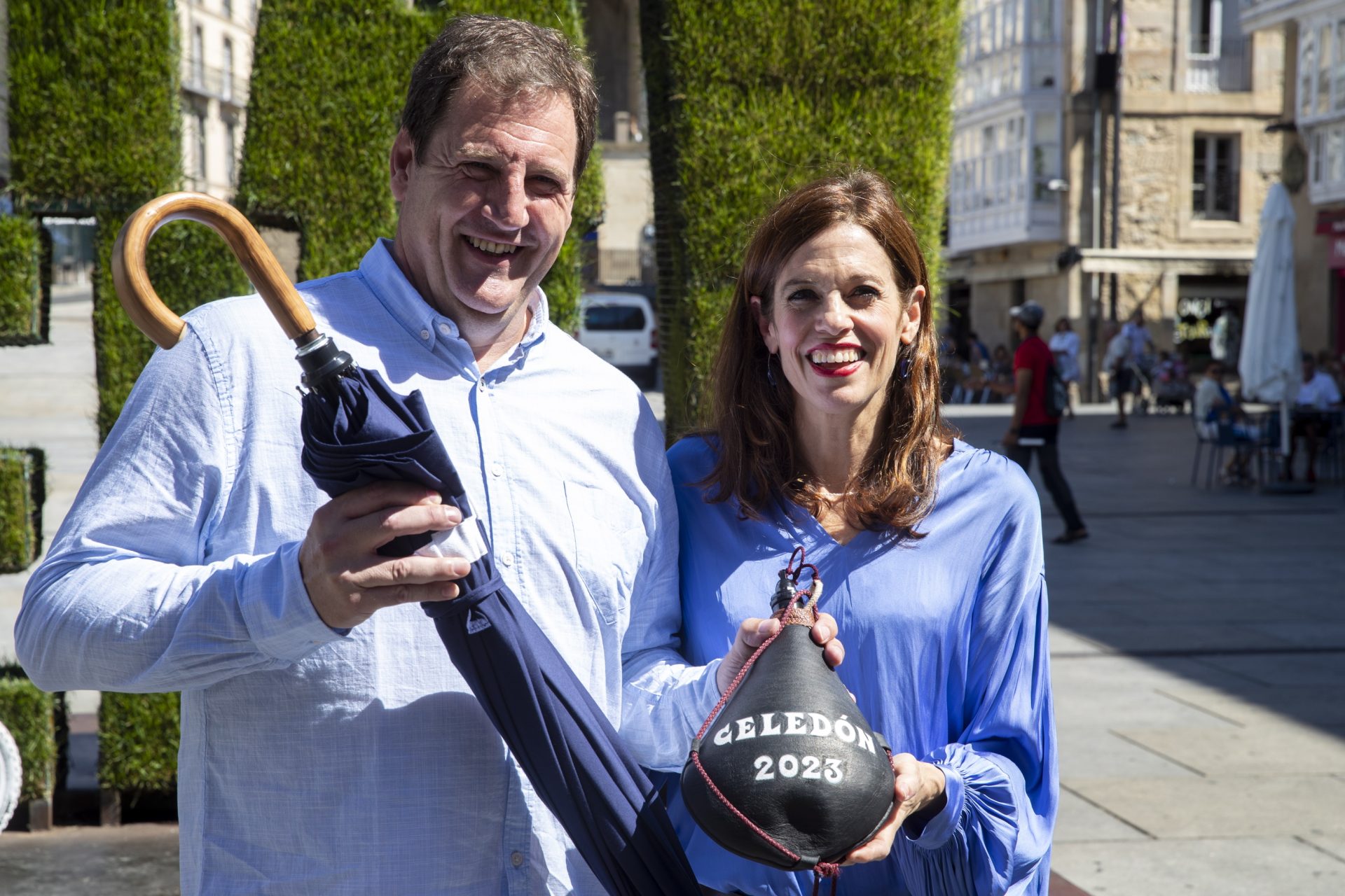 Gorka Ortiz de Urbina, Celedón, con la alcaldesa de Vitoria, Maider Etxebarria. EFE/David Aguilar