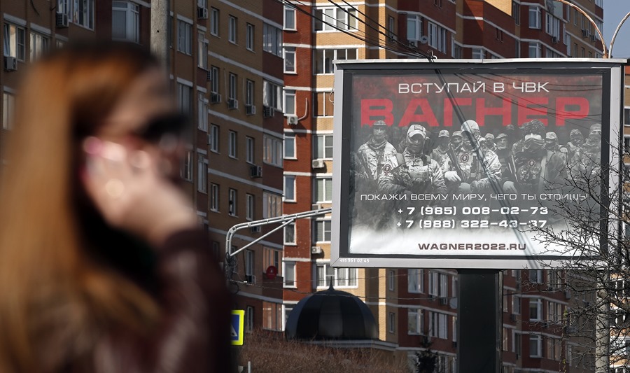 Valla publicitaria que dice 'Únete al PMC Wagner' en una Moscú,