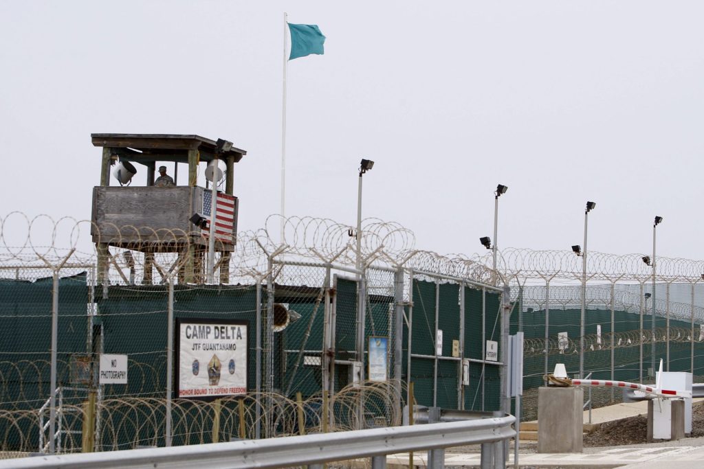 Fotografía de archivo que muestra una torreta de seguridad en la prisión estadounidense de Guantánamo. EFE/Shawn Thew