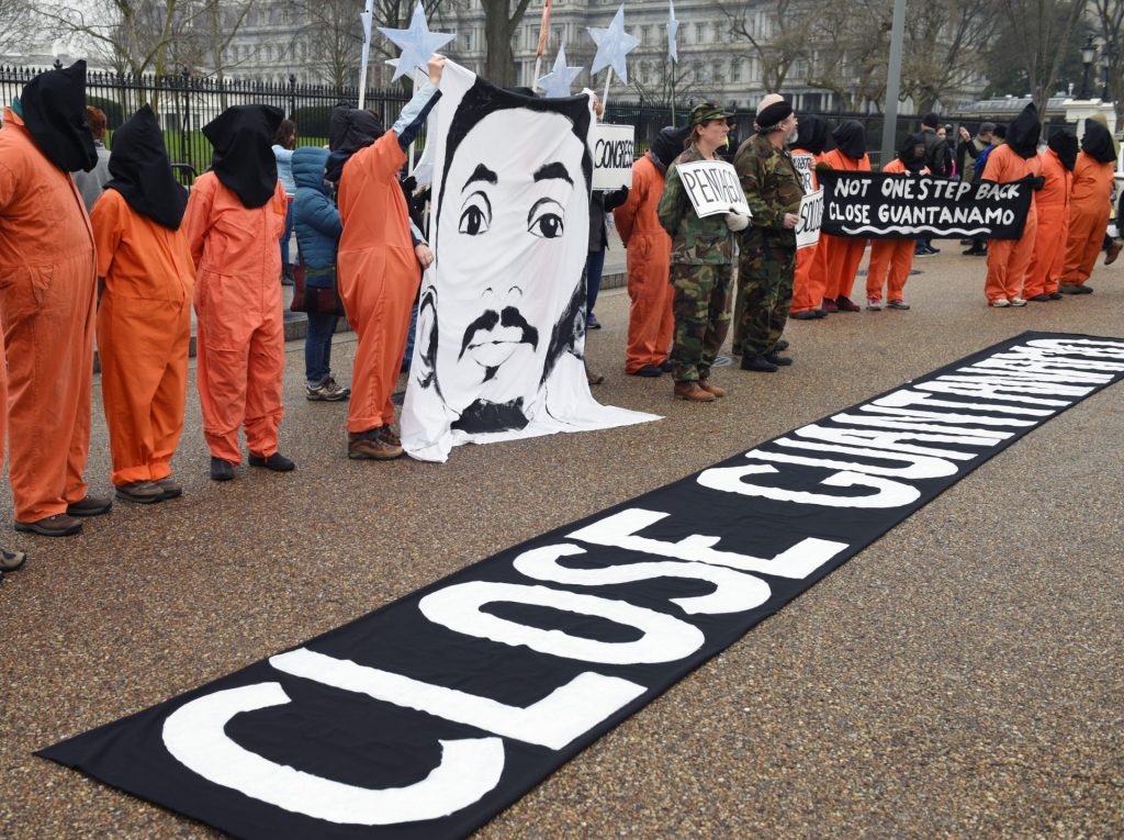 Fotografía de archivo que muestra a activistas que reclaman el cierre de la prisión estadounidense de Guantánamo. EFE/Lennin Nolly