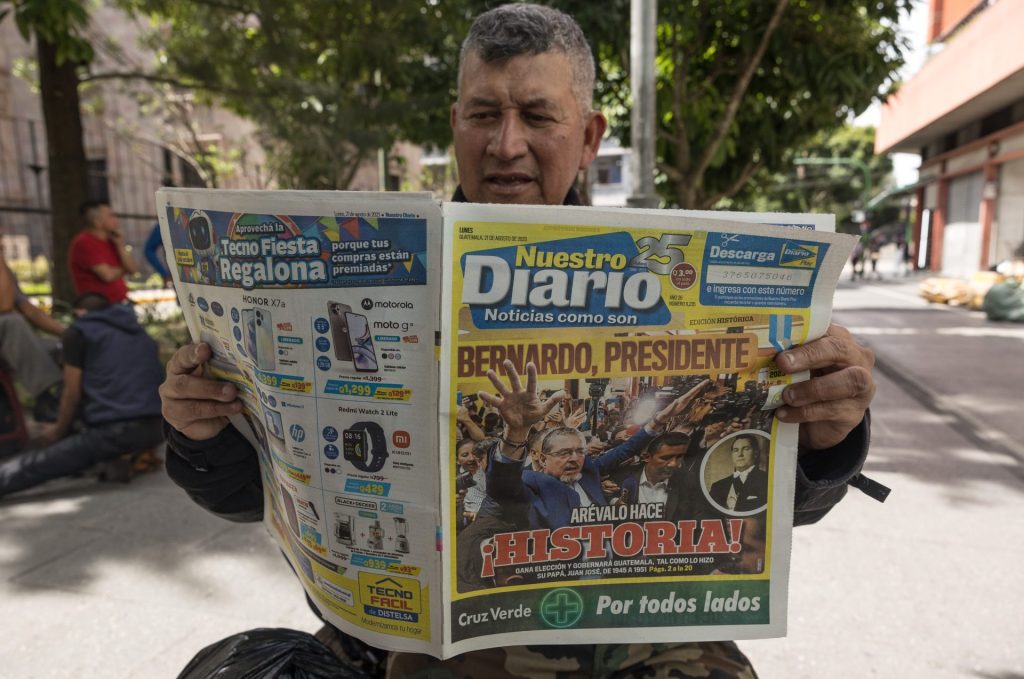 Un hombre lee un periódico hoy, con la noticia de la elección del próximo presidente de Guatemala, Bernardo Arévalo, en Cuidad de Guatemala (Guatemala). EFE/Esteban Biba