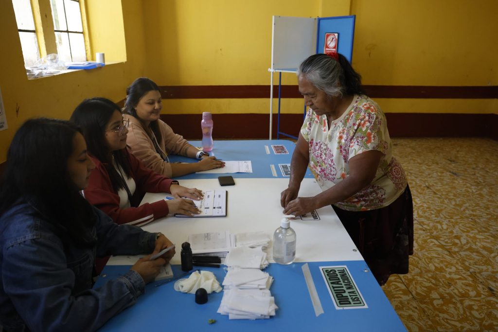 Abren los centros de votación en Guatemala para la elección de presidente