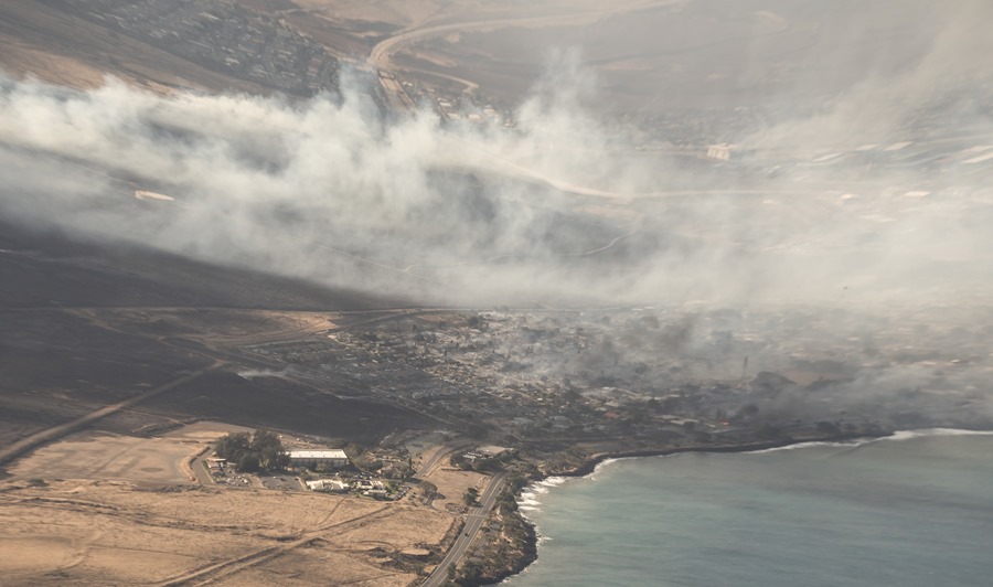 Vista aérea de los edificios dañados en Lahaina, Hawái a consecuencia de un gran incendio forestal.
