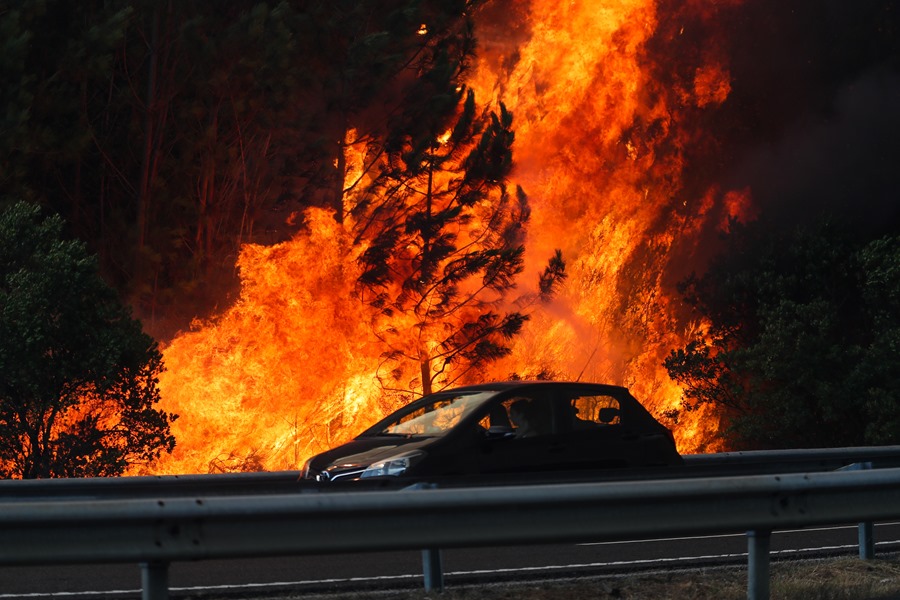 Incendio forestal cerca de la autopista A1 en la localidad de Cardosos que provocó el corte de la carretera en Leiria, Portugal.