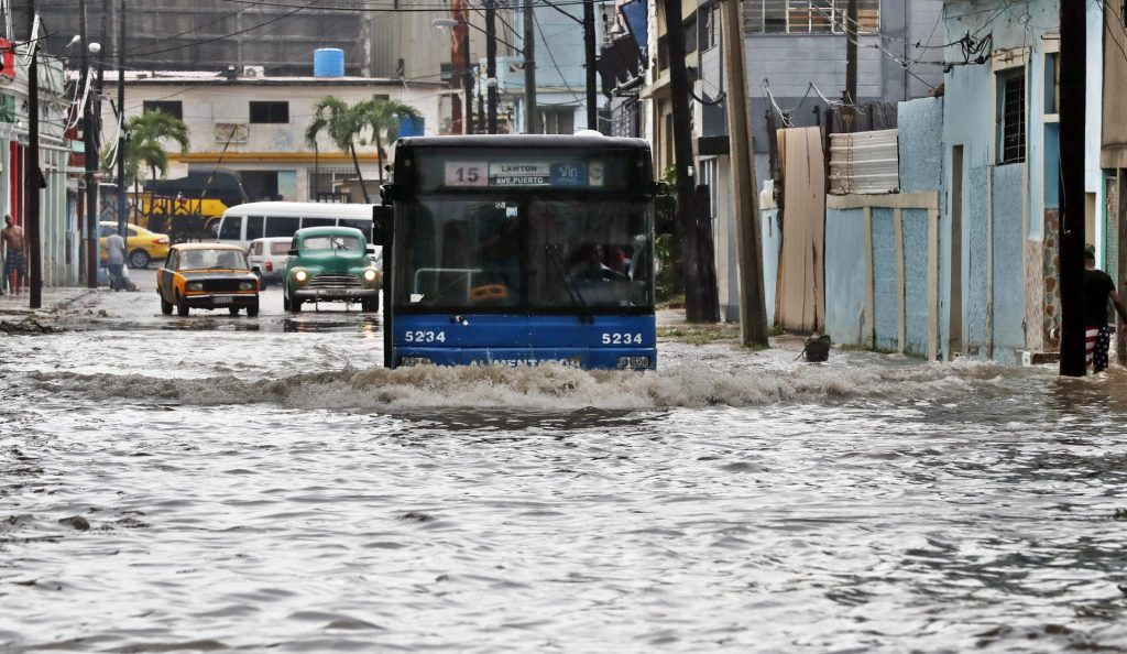 Un bus transita hoy por una calle inundada, en La Habana (Cuba). EFE/Ernesto Mastrascusa