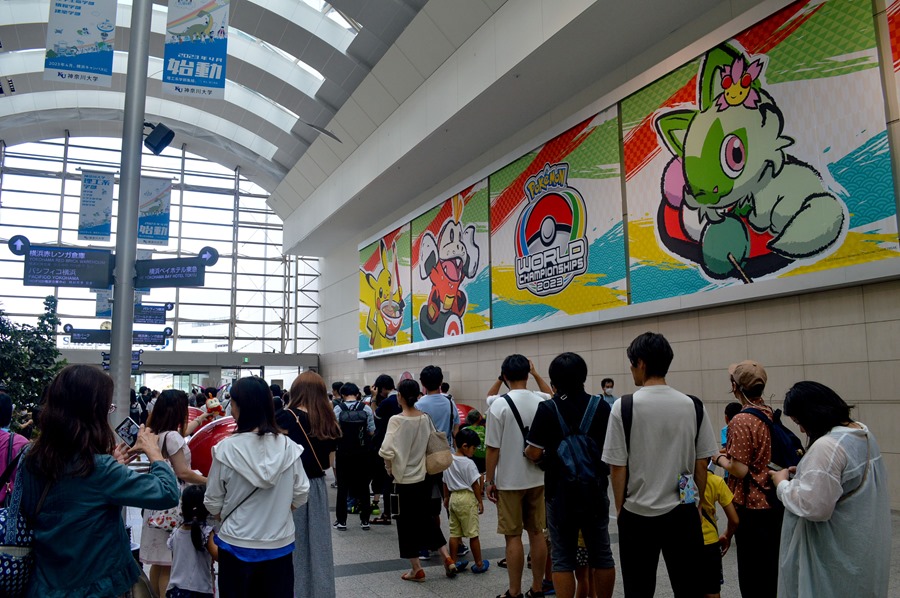 Participantes hacen cola en el Centro de Convenciones Yokohama Pacífico para participar en los Campeonatos Mundiales de Pokémon, en Yokohama (Japón)