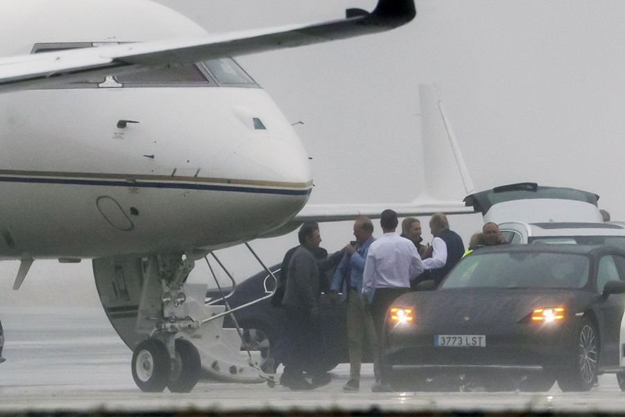 El rey emérito, Juan Carlos de Borbón (2d) se dirige al avión en el aeropuerto de Vigo para trasladarse junto a su hija la infanta, Elena de Borbón (3d), a su residencia en Abu Dabi este martes. 