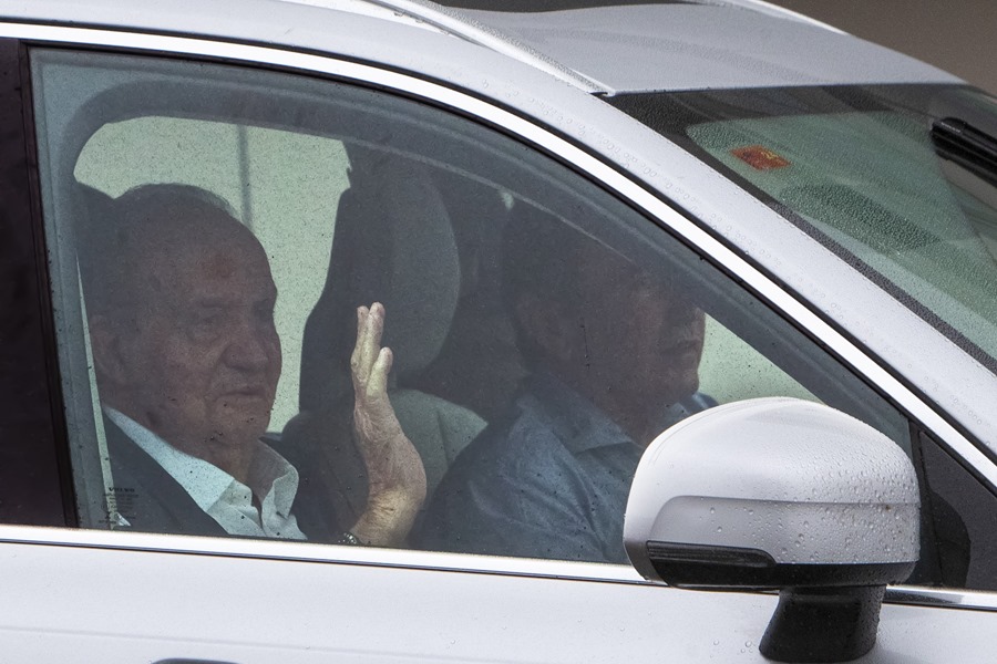 El rey emérito Juan Carlos de Borbón llega en coche al aeropuerto de Vigo este martes para trasladarse en avión a su residencia de Abu Dabi.