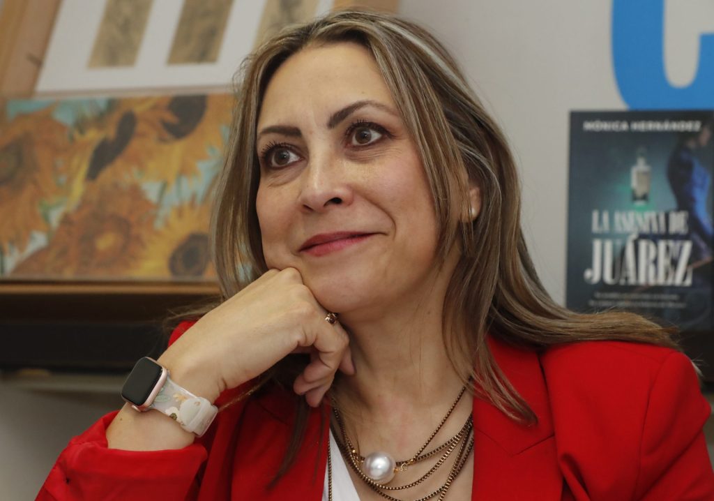 La escritora mexicana Mónica Hernández habla durante una entrevista con EFE sobre su nuevo libro, "La asesina de Juárez", el 3 de agosto de 2023, en Ciudad de México (México). EFE/Mario Guzmán