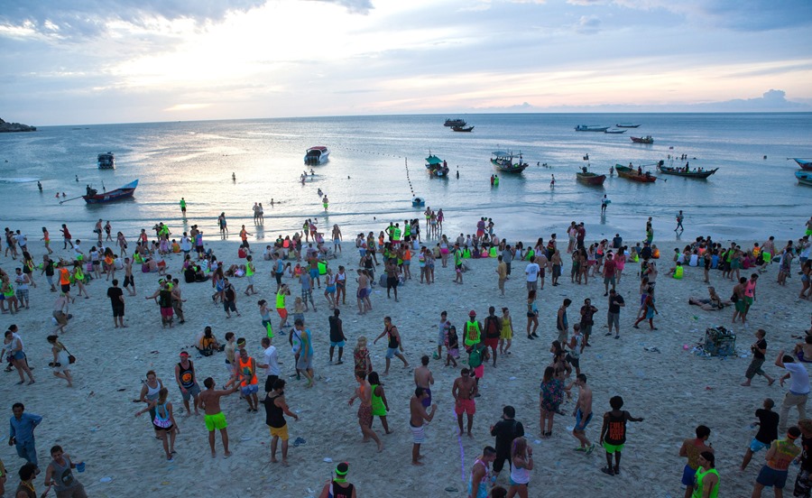 Turistas en la playa de Haad Rin durante la fiesta de la luna llena en la isla de Koh Phangan, en el sur de Tailandia.
