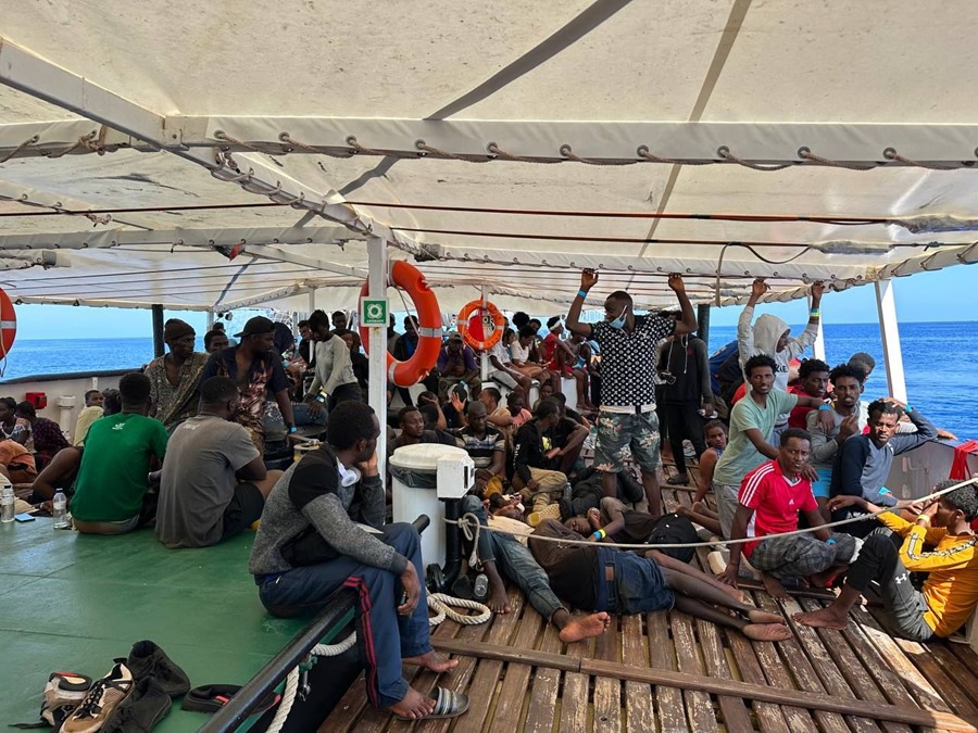 Migrantes rescatados la semana pasada por la ONG española Open Arms que desembarcaron en la isla italiana de Lampedusa.