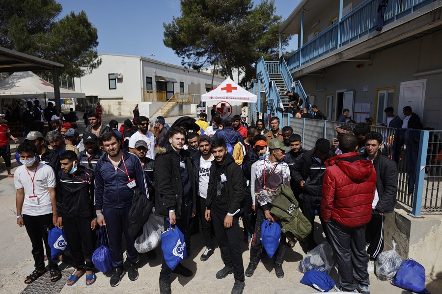 Migrantes en el centro de acogida de Lampedusa, en sur de Italia, el pasado 14 de junio.
