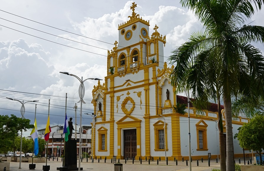Fotografía de una iglesia el 7 de agosto de 2023, en Santa Cruz de Lorica (Colombia), donde nació el médico Edwin Arrieta, asesinado en Tailandia. EFE/Sandra Márquez