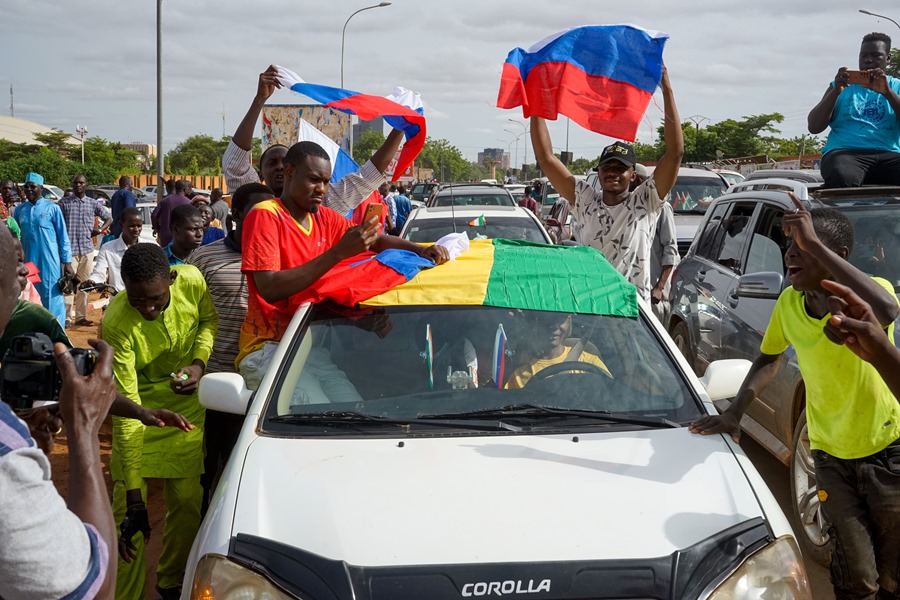 Partidarios de la junta golpista en Níger exhiben banderas de Níger y Rusia durante una manifestación en Niamey