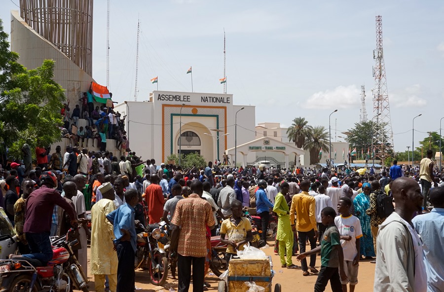 Imagen de las recientes protestas en Niamey (Níger), con cientos de personas reunidas frente al edificio de la Asamblea Nacional.