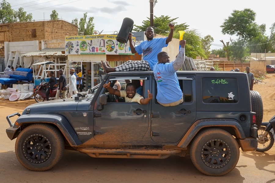 Partidarios de la junta golpista en Níger gritan consignas de apoyo durante un mitin en Niamey, este pasado domingo 6 de agosto.