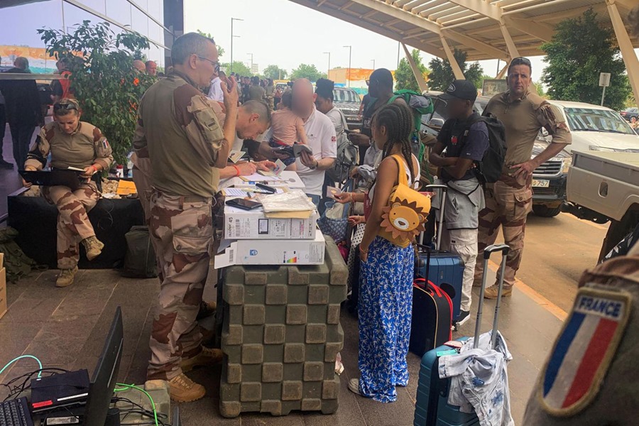 Proceso de registro y embarque de los primeros civiles evacuados por Francia desde el aeropuerto de Niamey, en Níger.