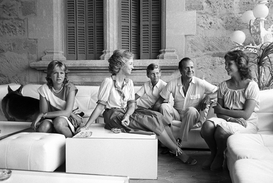 Los reyes eméritos junto a sus hijos en el Palacio de Marivent, en una imagen de 1982. 