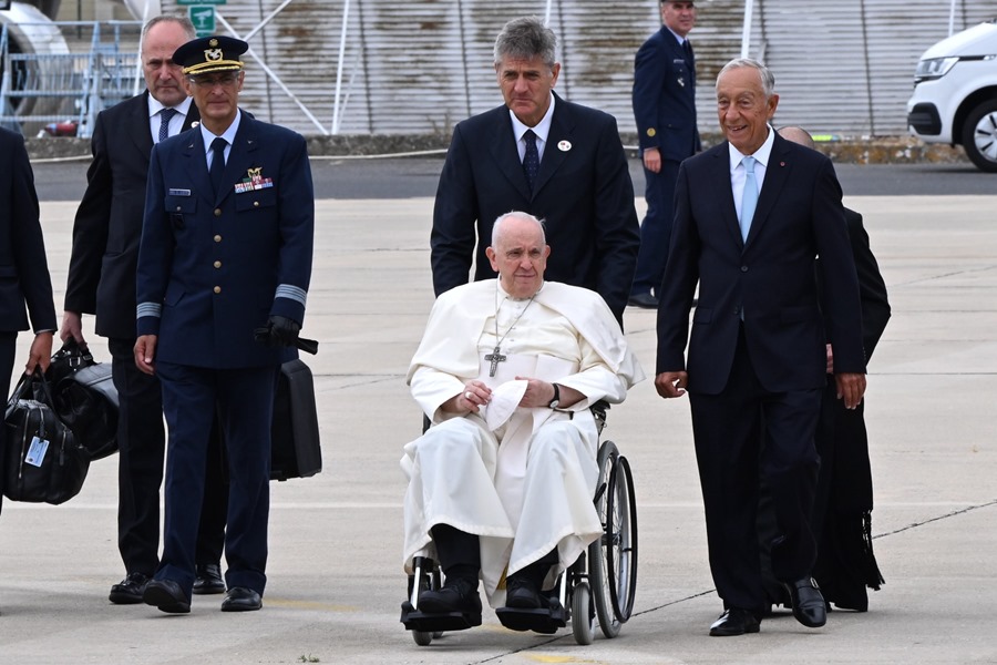 El papa lamenta que Europa no ofrezca soluciones para acabar con la guerra de Ucrania, al llegar a Lisboa para la JMJ
