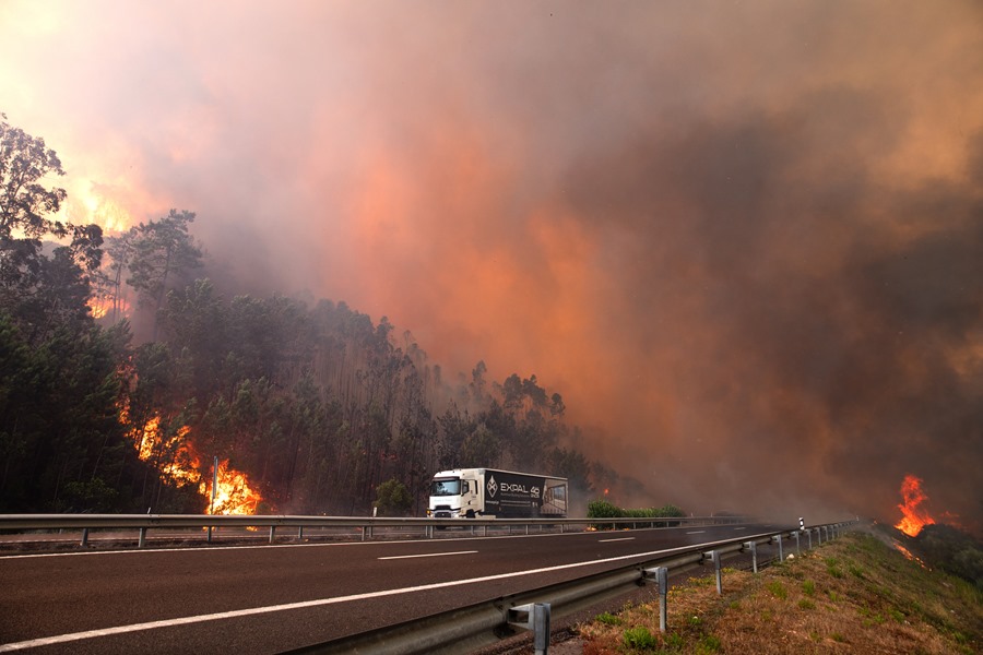 Incendio forestal cerca de la autopista A1 en la localidad de Cardosos, Portugal