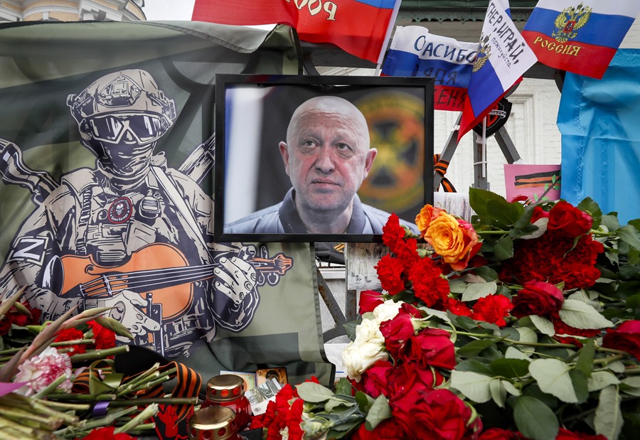 Un retrato del jefe de PMC Wagner, Yevgeny Prigozhin, en un monumento informal en su memoria en Moscú