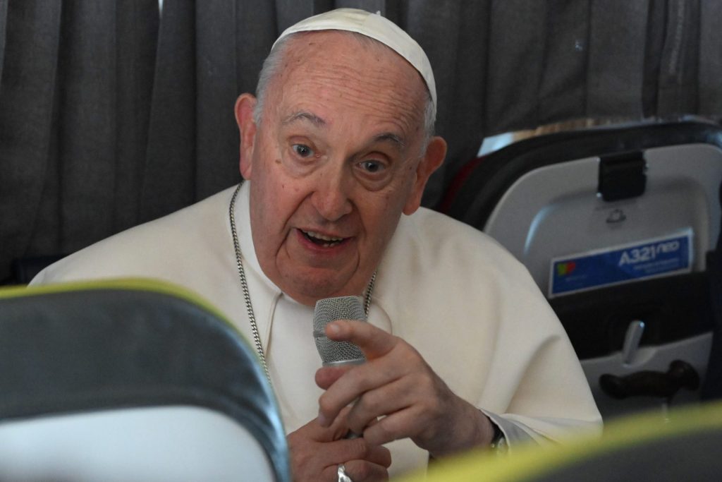 El papa Francisco habla con la prensa, este 6 de agosto de 2023, a bordo del avión papal en su regreso a la Santa Sede desde Portugal. EFE/Maurizio Brambatti/Pool