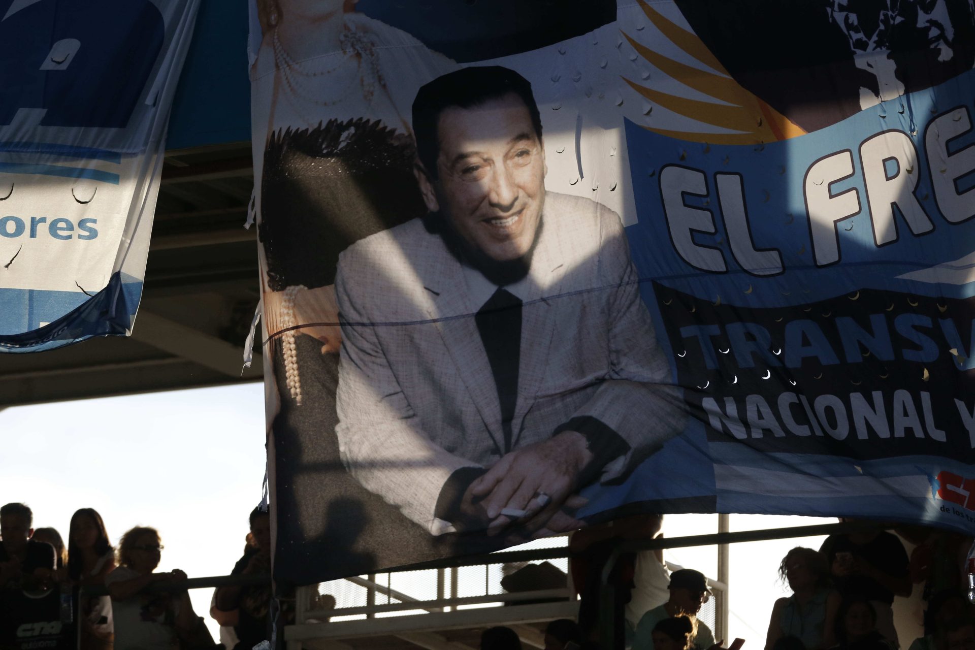 Simpatizantes del peronismo muestran una bandera con la imagen del expresidente argentino Juan Domingo Perón, en una fotografía de archivo. EFE/Demian Alday Estévez