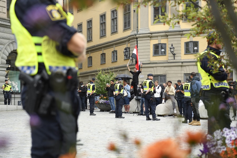 Despligue policial antes de la quema de un ejemplar del Corán llevada a cabo el lunes en Estocolmo, Suecia. 