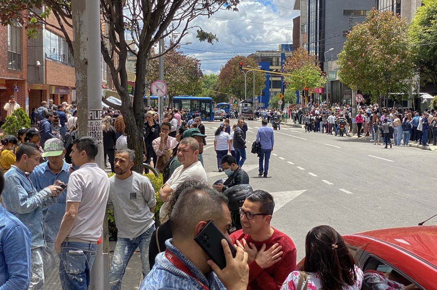 Personas salen de un edificio al ser evacuadas tras un temblor de 6.1 hoy, en Bogotá (Colombia). EFE/Diana Sánchez